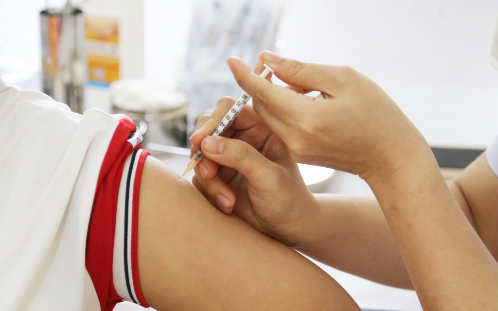 Sáng 17/7: Người không tiêm vaccine có nguy cơ mắc COVID-19 cao hơn khoảng 5 lần so với người đã tiêm